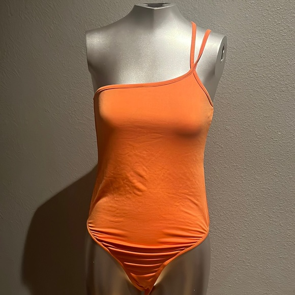 New Superdown Taryn Asymmetric Bodysuit in Orange - Picture 4 of 11